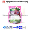 L&#39;emballage alimentaire réutilisé tiennent le sac en plastique de sucrerie avec la tirette